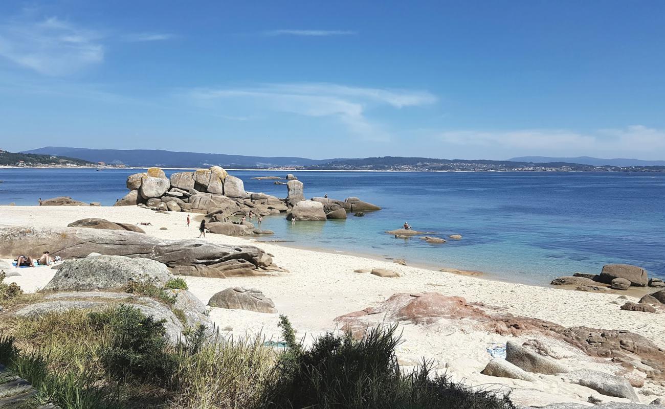 Photo de Pedras Negras beach avec sable blanc de surface