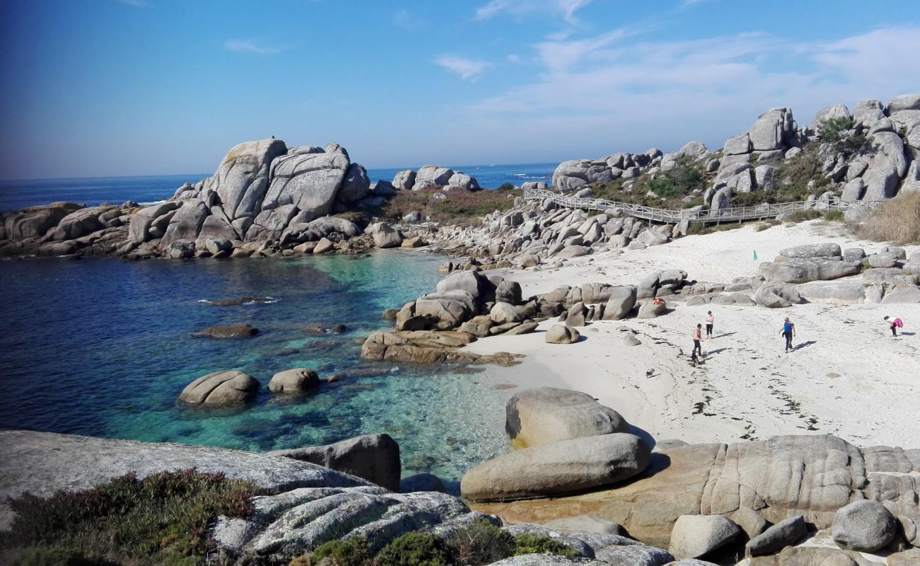 Photo de Abelleira beach avec caillou fin blanc de surface