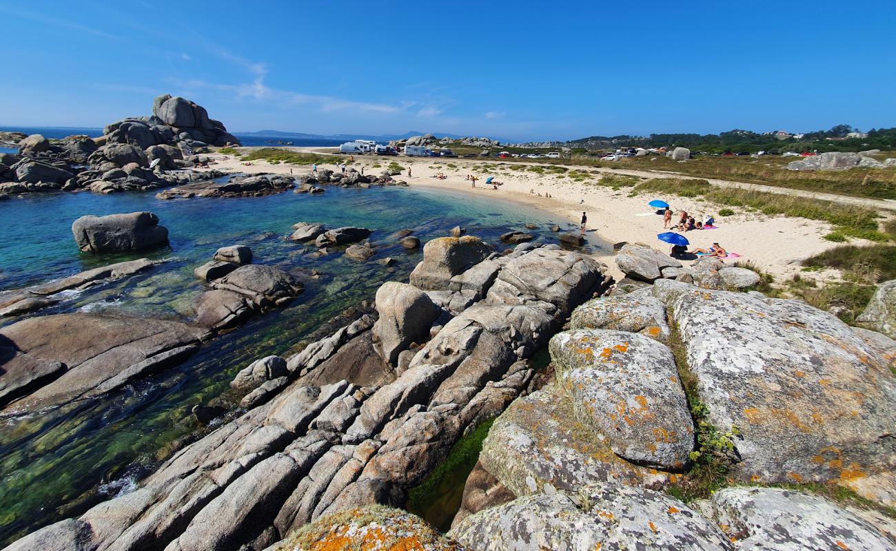 Photo de Praia do Con avec sable lumineux de surface