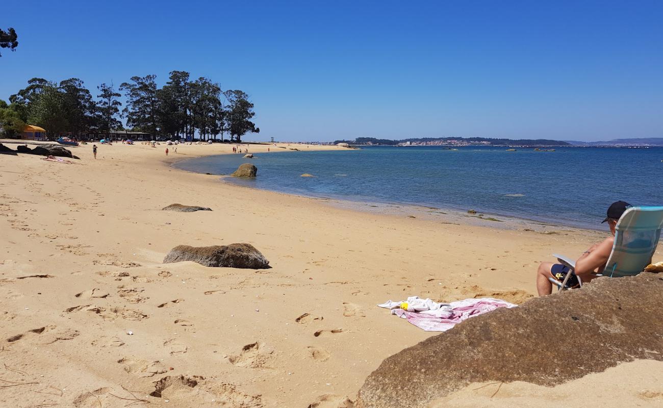 Photo de Praia das Sinas avec sable lumineux de surface