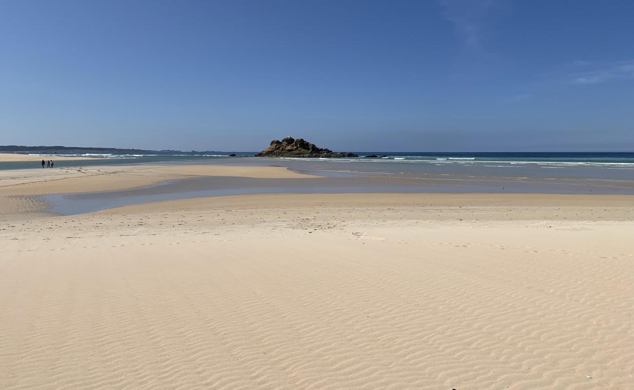 Photo de Lagoa beach avec sable fin et lumineux de surface