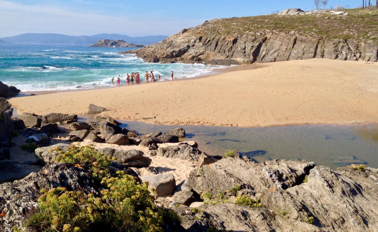 Photo de Dique beach avec sable fin et lumineux de surface