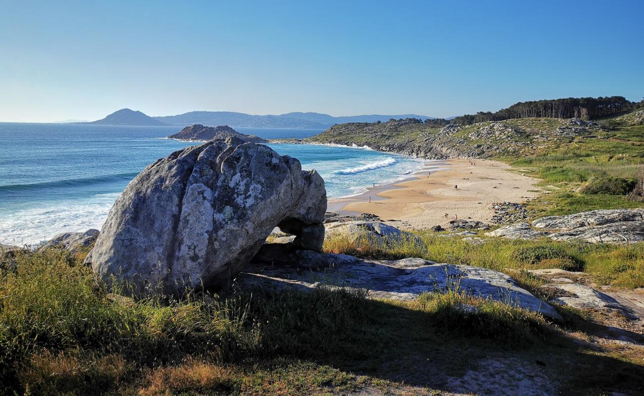 Photo de Praia do Castro de Barona avec sable lumineux de surface