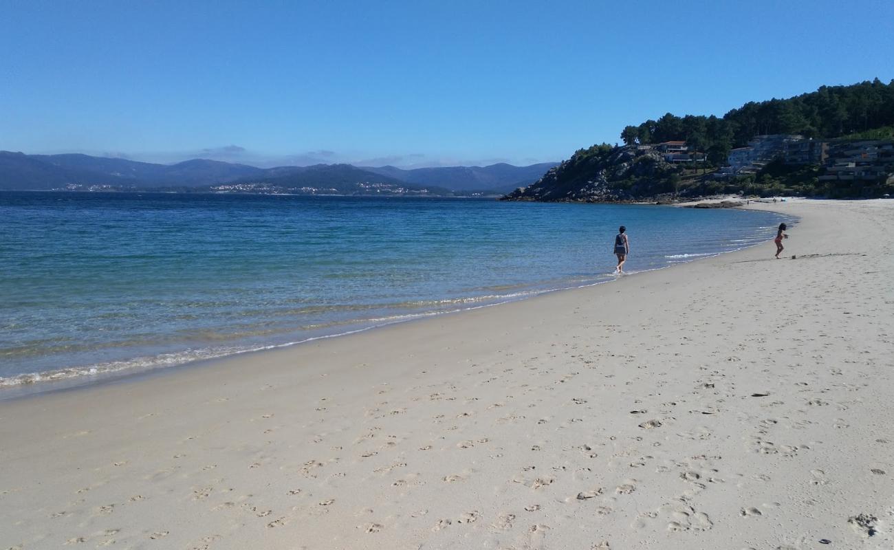 Photo de Caveiro beach avec sable fin blanc de surface