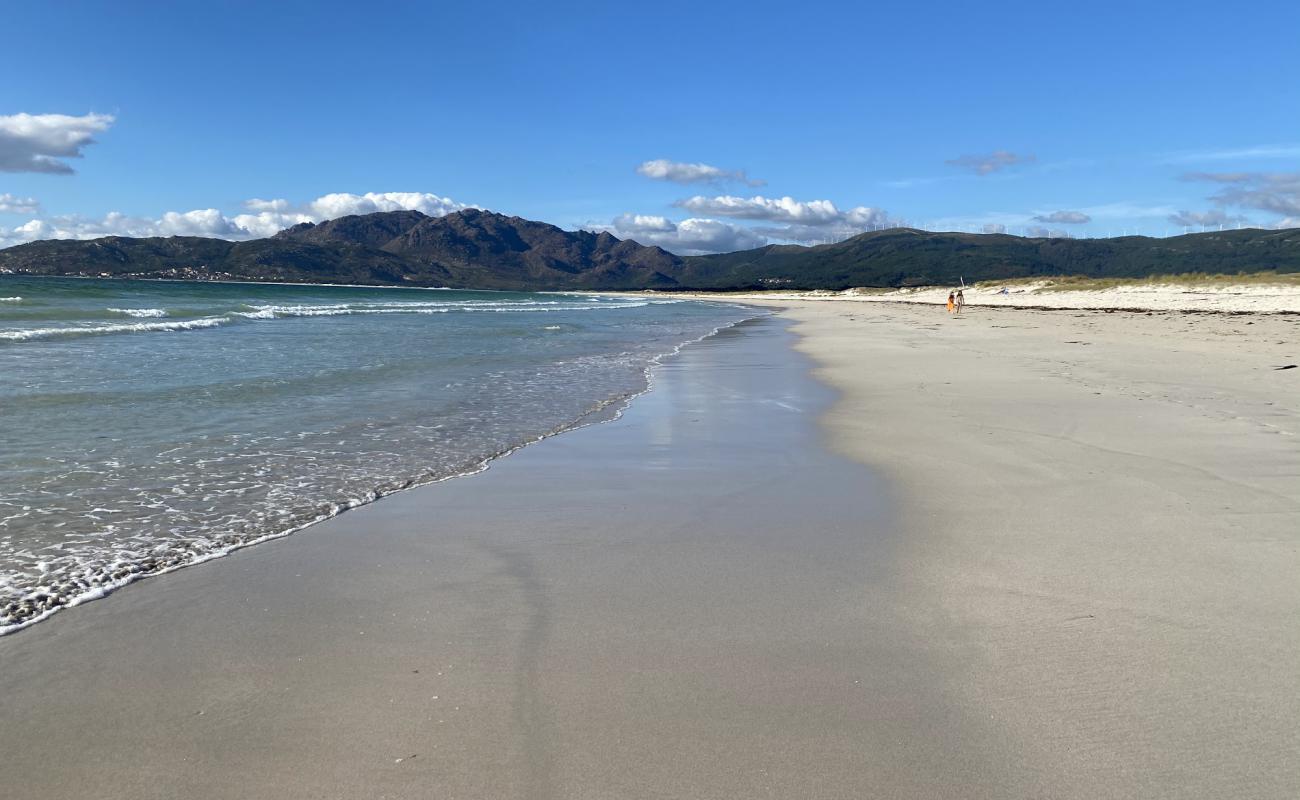 Photo de Plage de Carnota avec sable fin blanc de surface