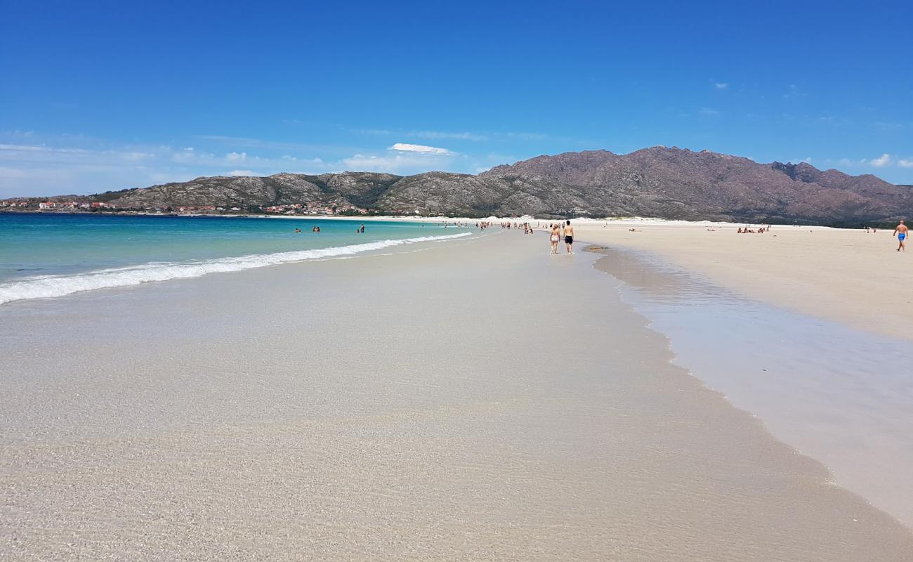 Photo de Praia de Carnota II avec sable fin blanc de surface