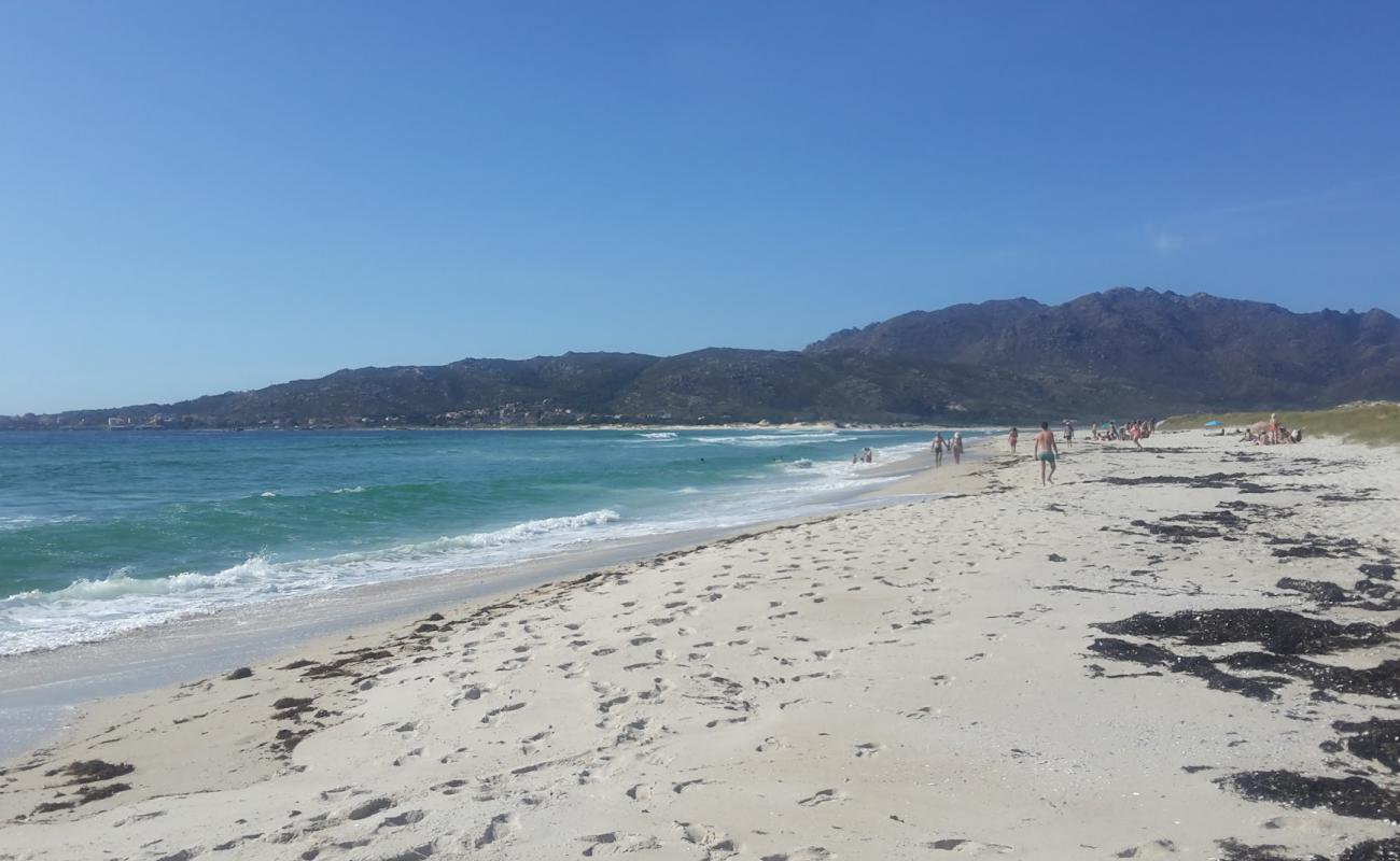 Photo de Praia de San Mamede avec sable fin blanc de surface