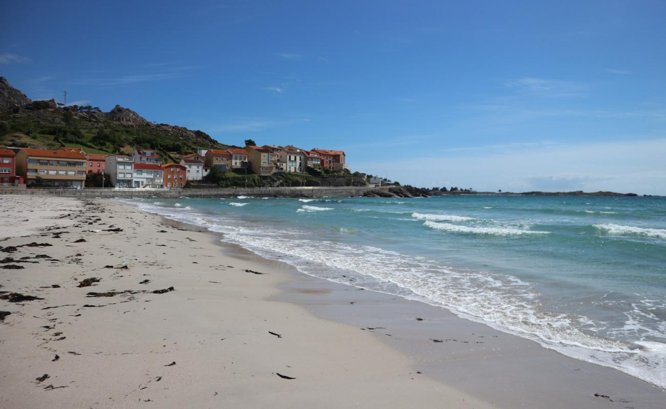 Photo de Praia do Pindo avec sable fin blanc de surface