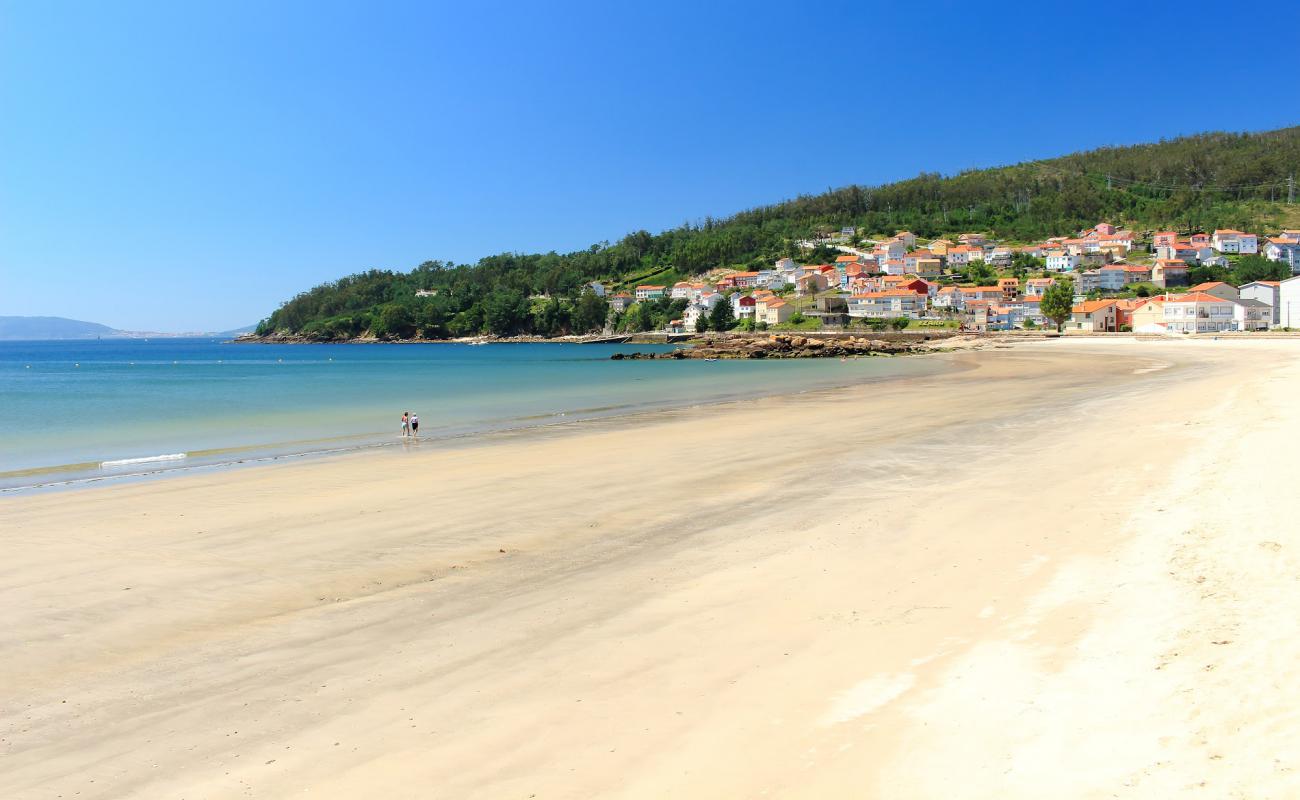 Photo de Praia do Ezaro avec sable blanc de surface