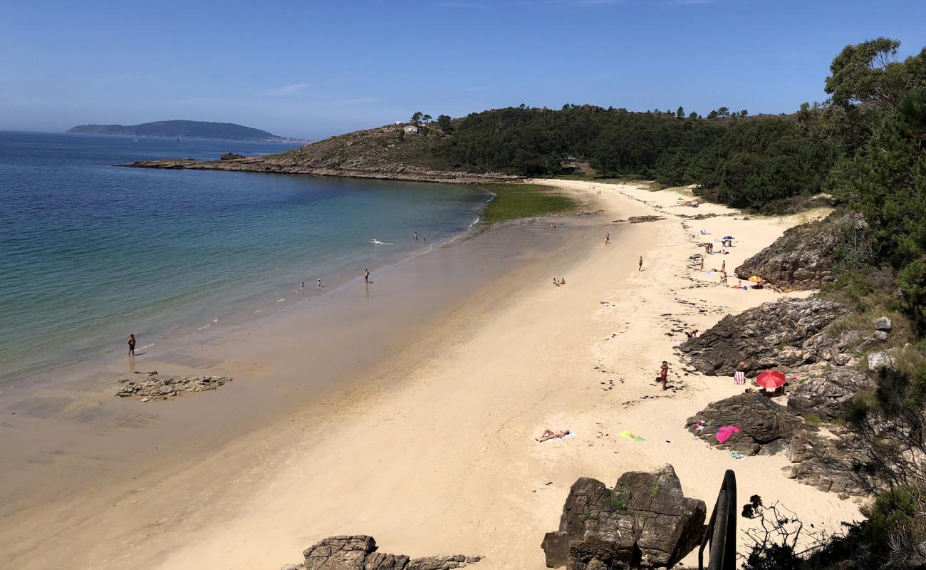 Photo de Praia de Gures avec sable fin blanc de surface