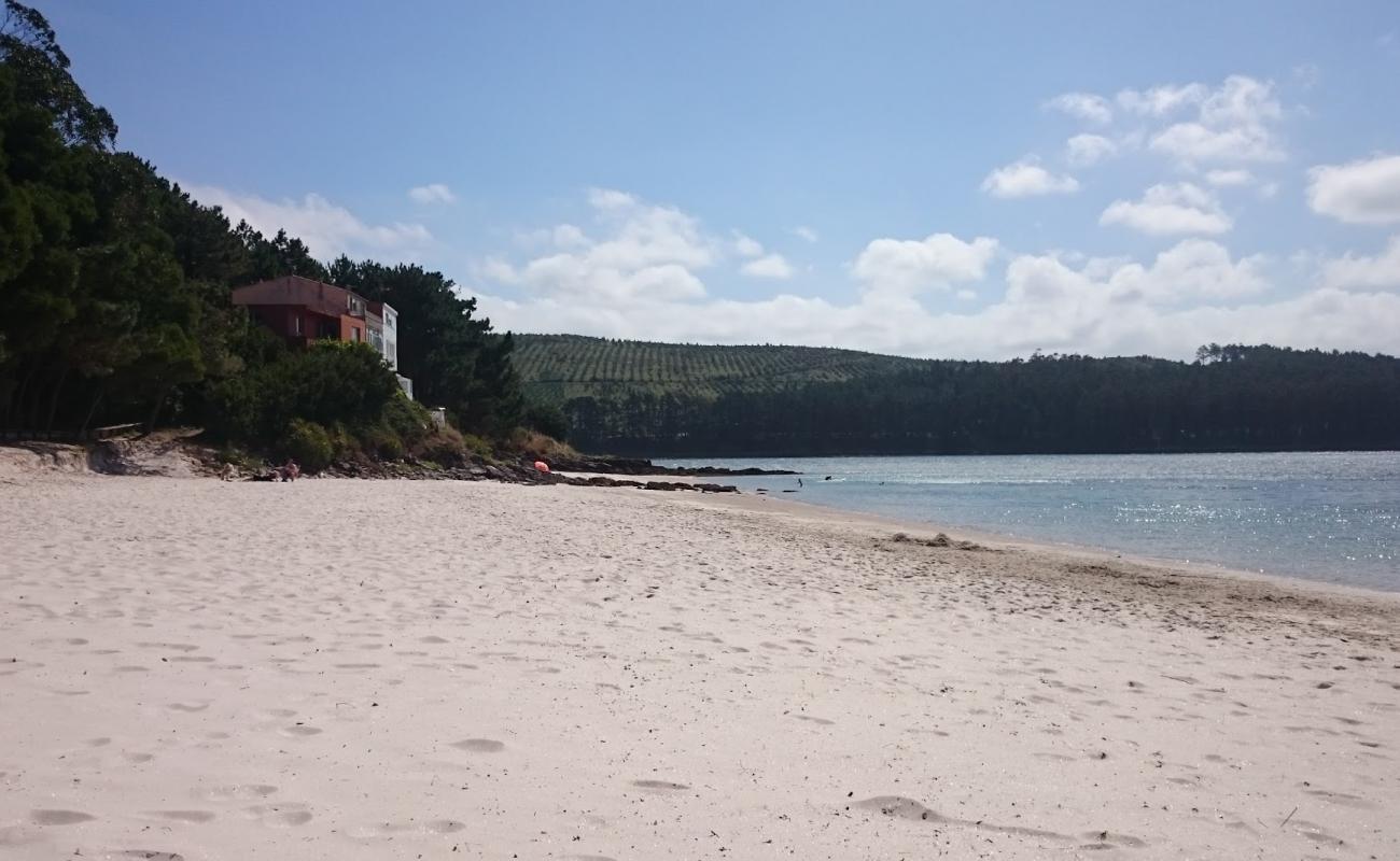 Photo de Playa de Lingunde avec sable blanc de surface