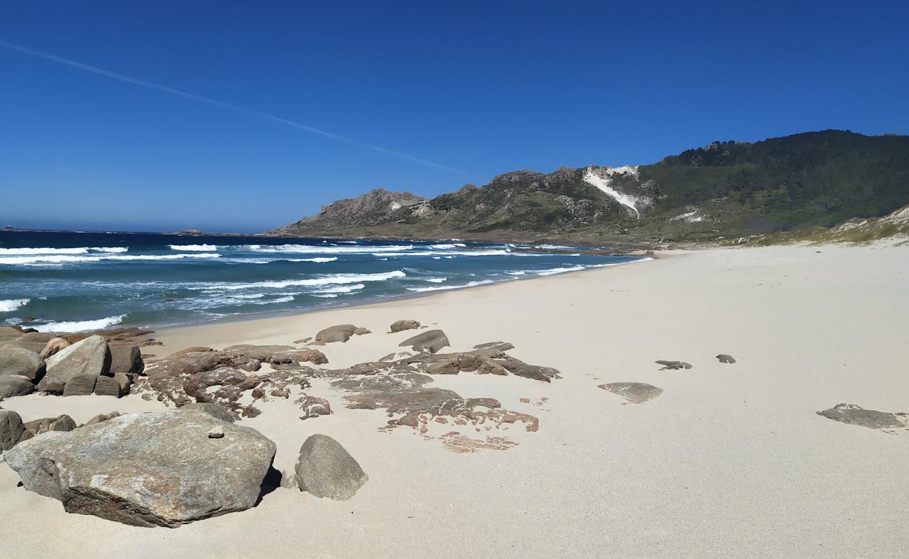 Photo de Playas de Trece avec sable blanc de surface
