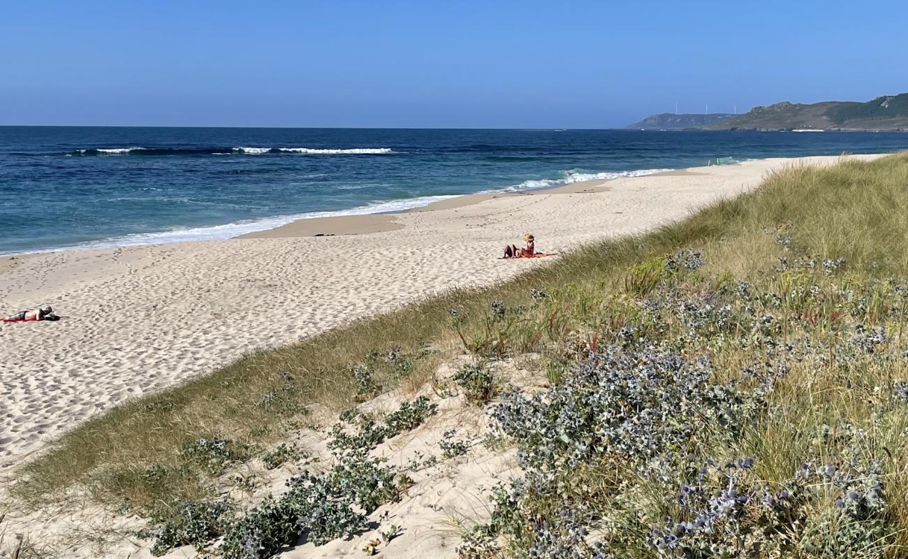 Photo de Praia de Traba avec sable blanc de surface