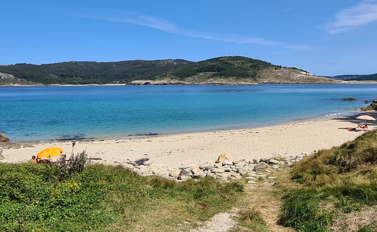 Photo de Praia das Vacas avec sable blanc de surface