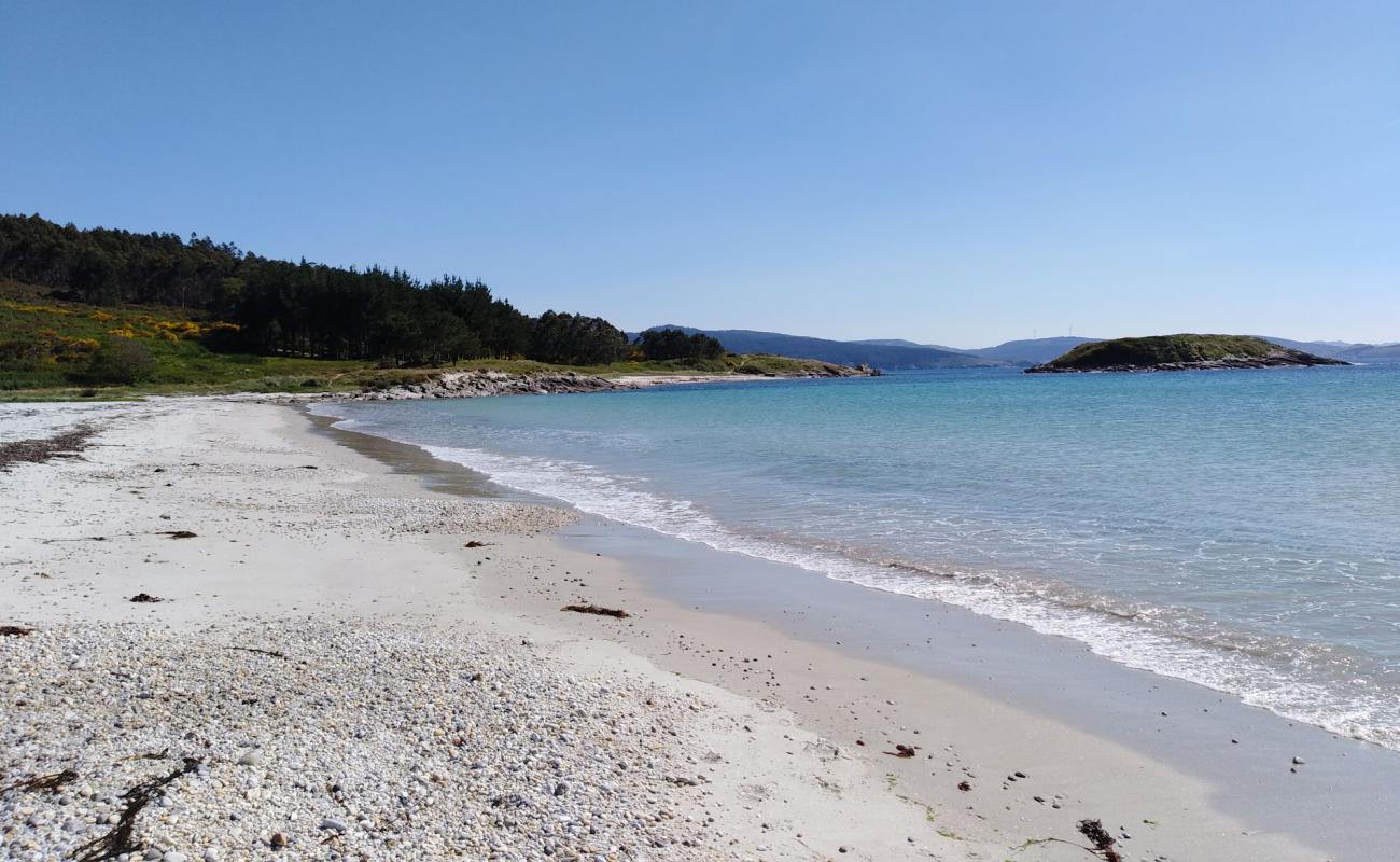 Photo de Praia da Ermida avec sable blanc de surface