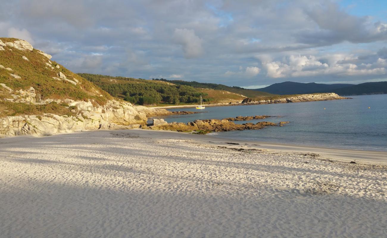Photo de Praia do Osmo avec sable blanc de surface