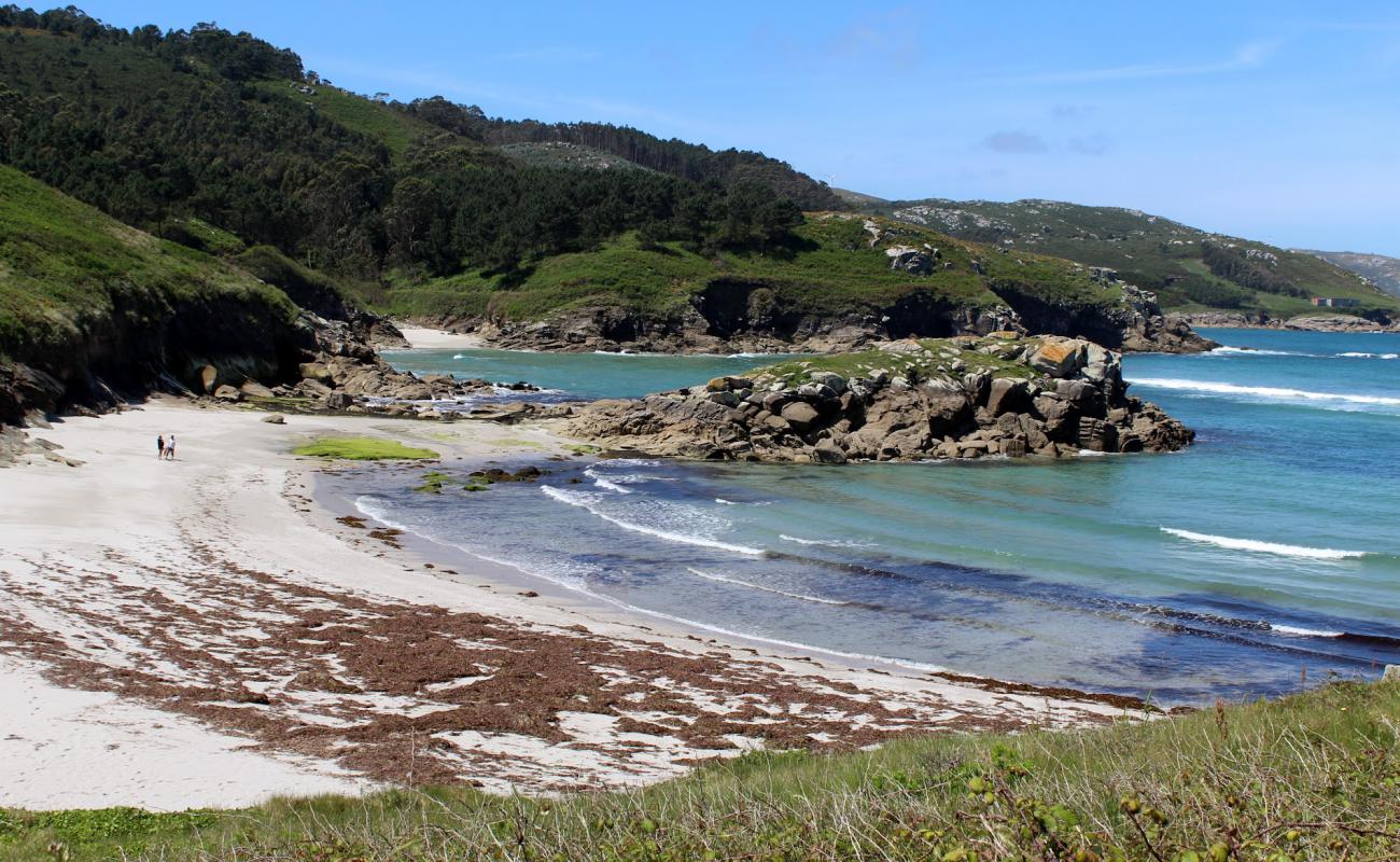 Photo de Praia de Ninons avec sable blanc de surface