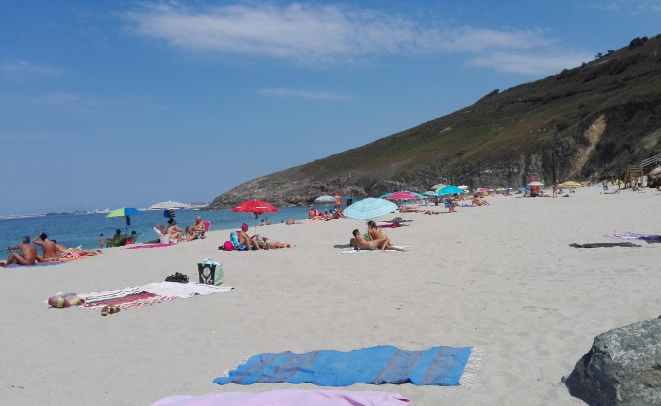 Photo de Praia de Combouzas avec sable fin et lumineux de surface