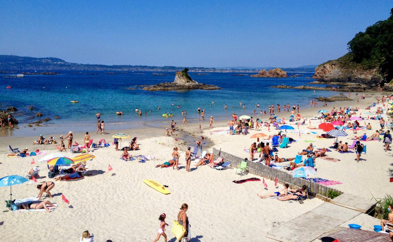 Photo de Praia de San Pedro avec sable beige de surface
