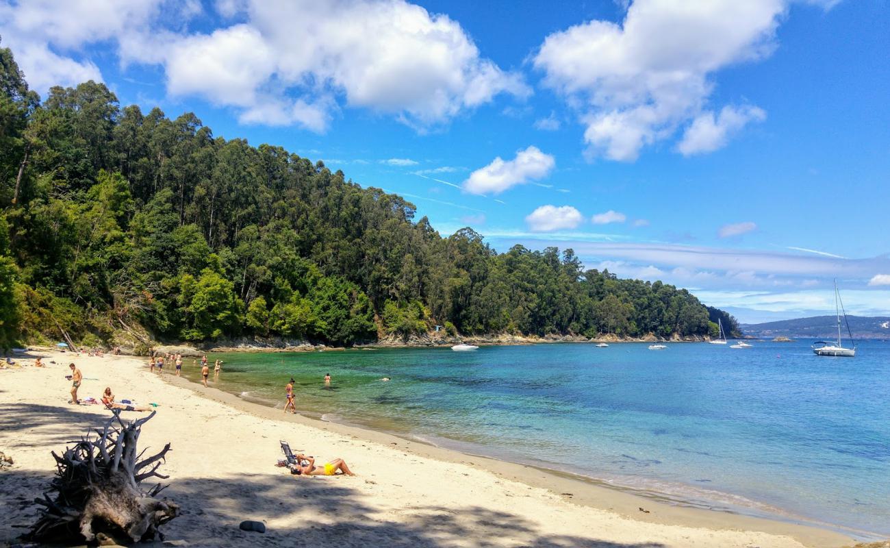 Photo de Praia Arnela avec sable beige de surface
