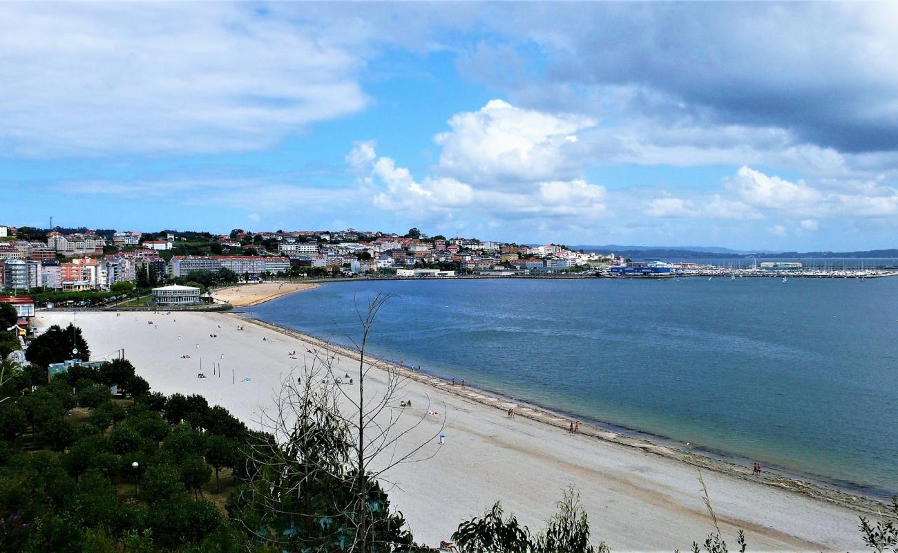 Photo de Praia de Sada avec sable lumineux de surface