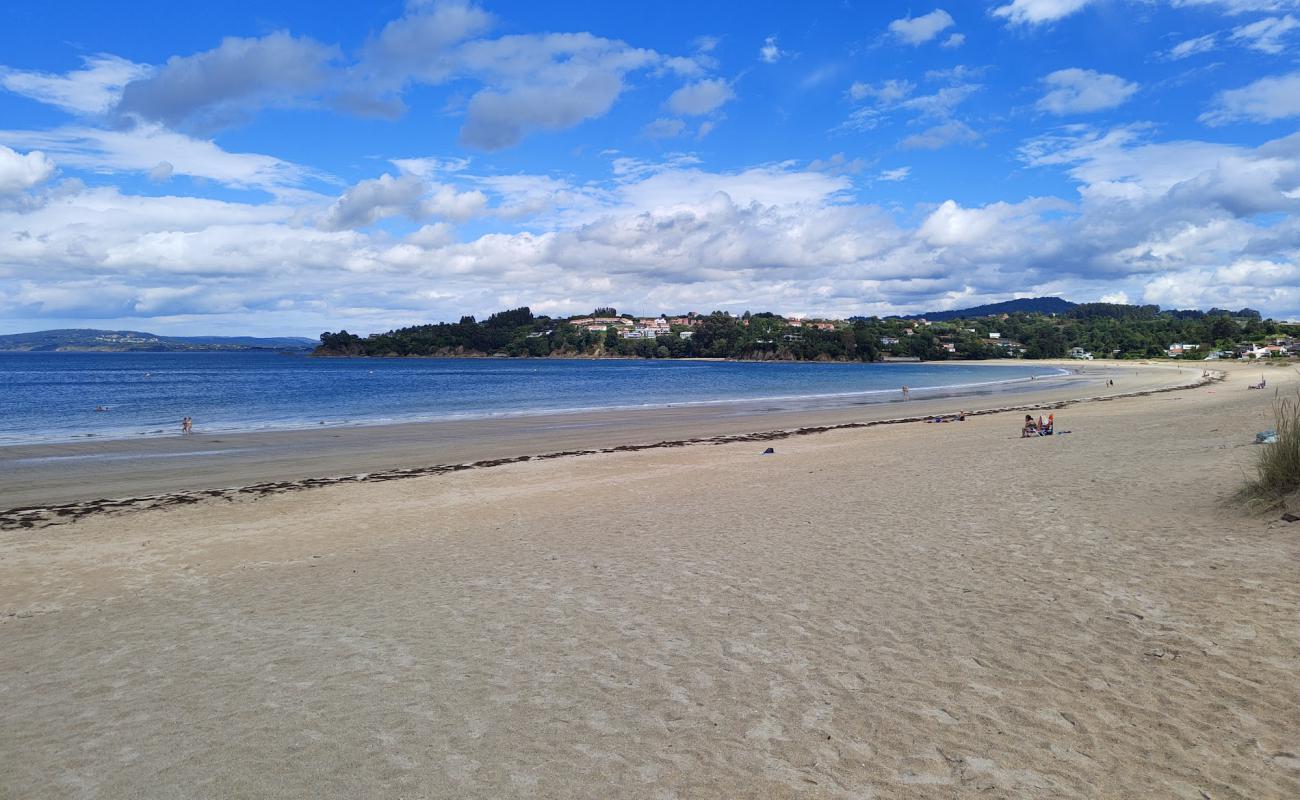 Photo de Praia de Mino avec sable blanc de surface