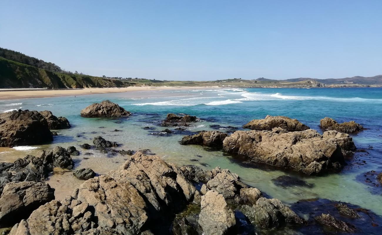 Photo de Praia de Ponzos avec sable fin blanc de surface