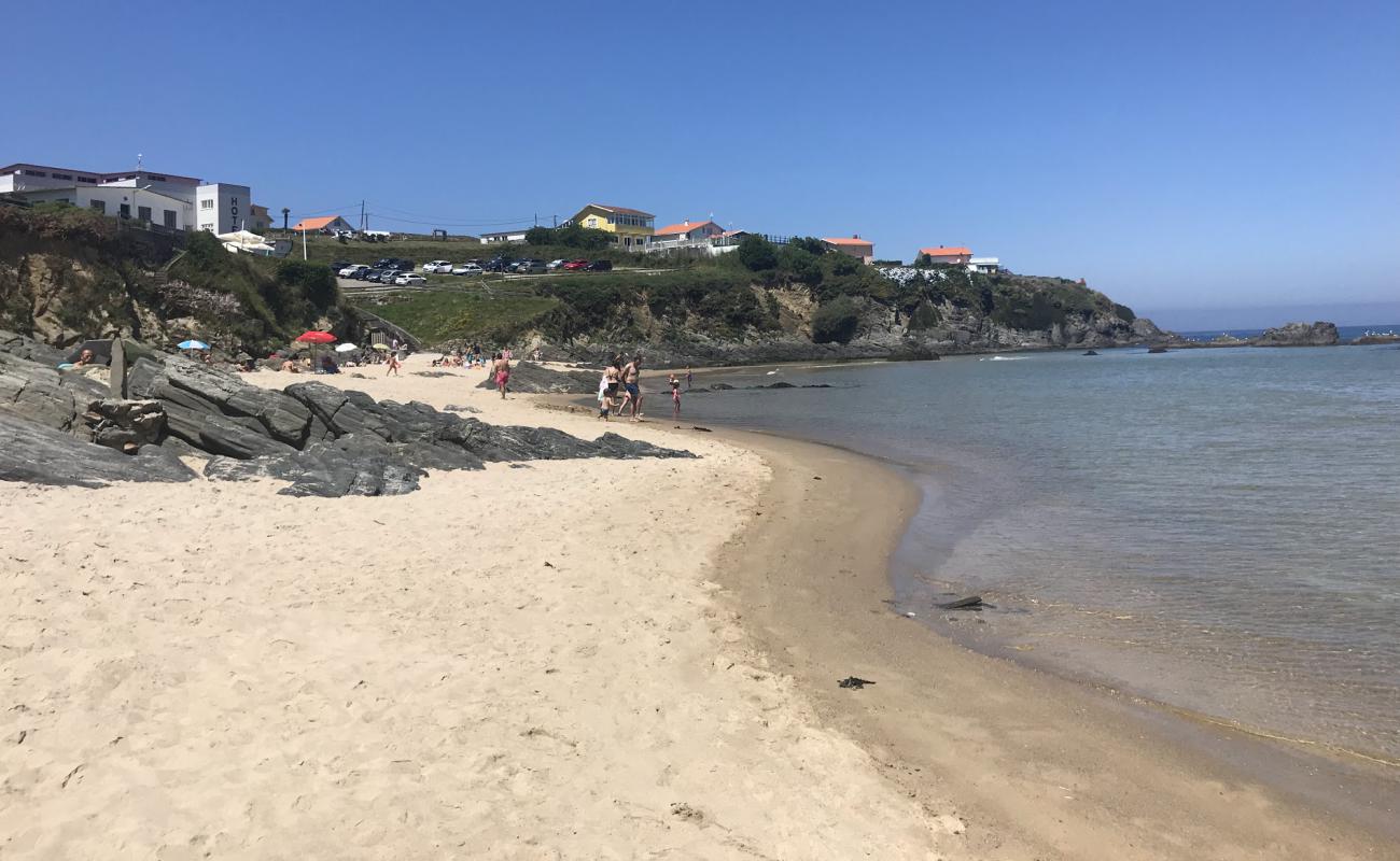 Photo de Playa de Meiras avec sable fin blanc de surface