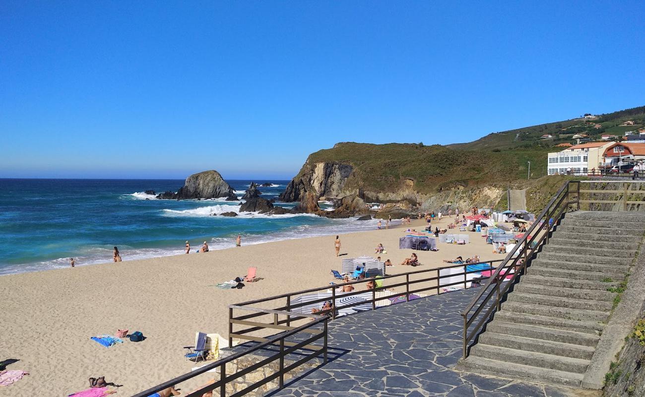 Photo de Playa de la Frouseira avec sable fin blanc de surface