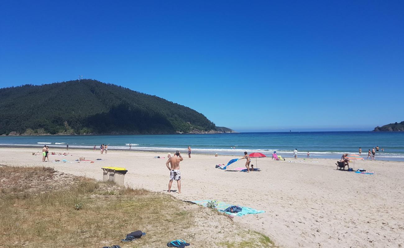 Photo de Playa de Vilarube avec sable fin blanc de surface
