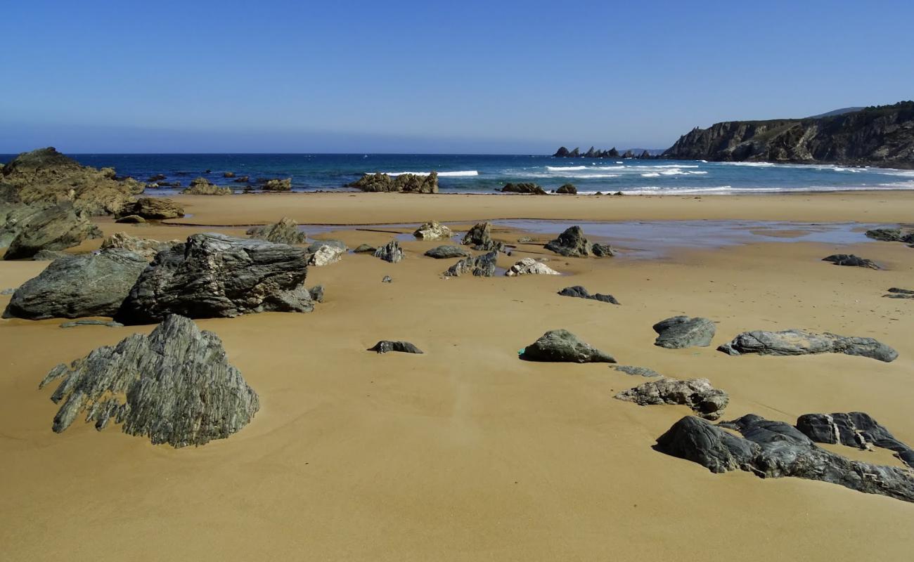 Photo de Praia Fabrega avec sable beige fin de surface