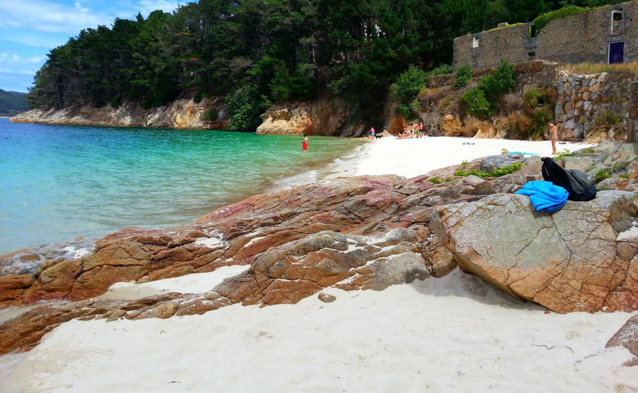 Photo de Plage de Kaolin avec sable fin blanc de surface