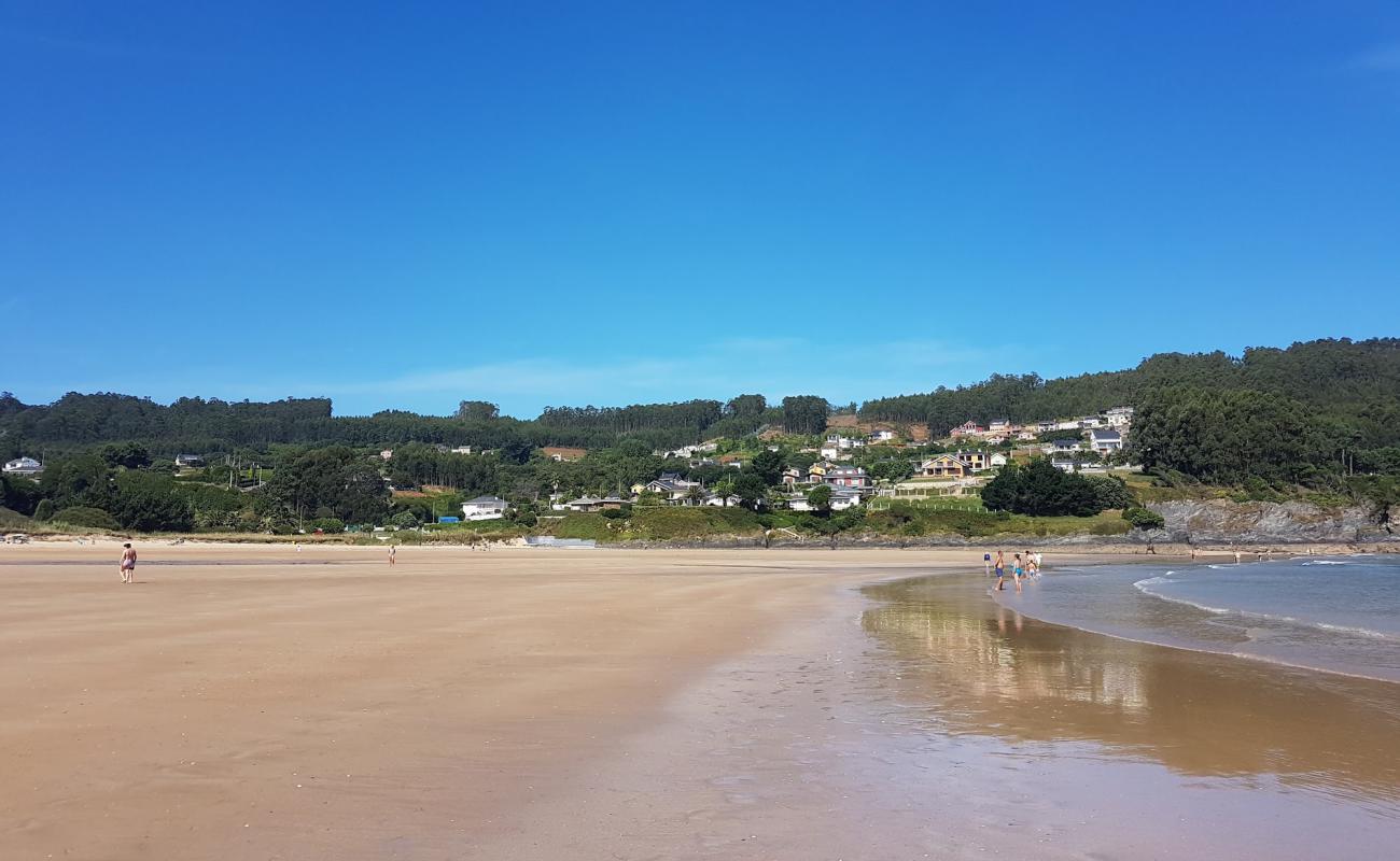 Photo de Playa Abrela avec sable beige fin de surface
