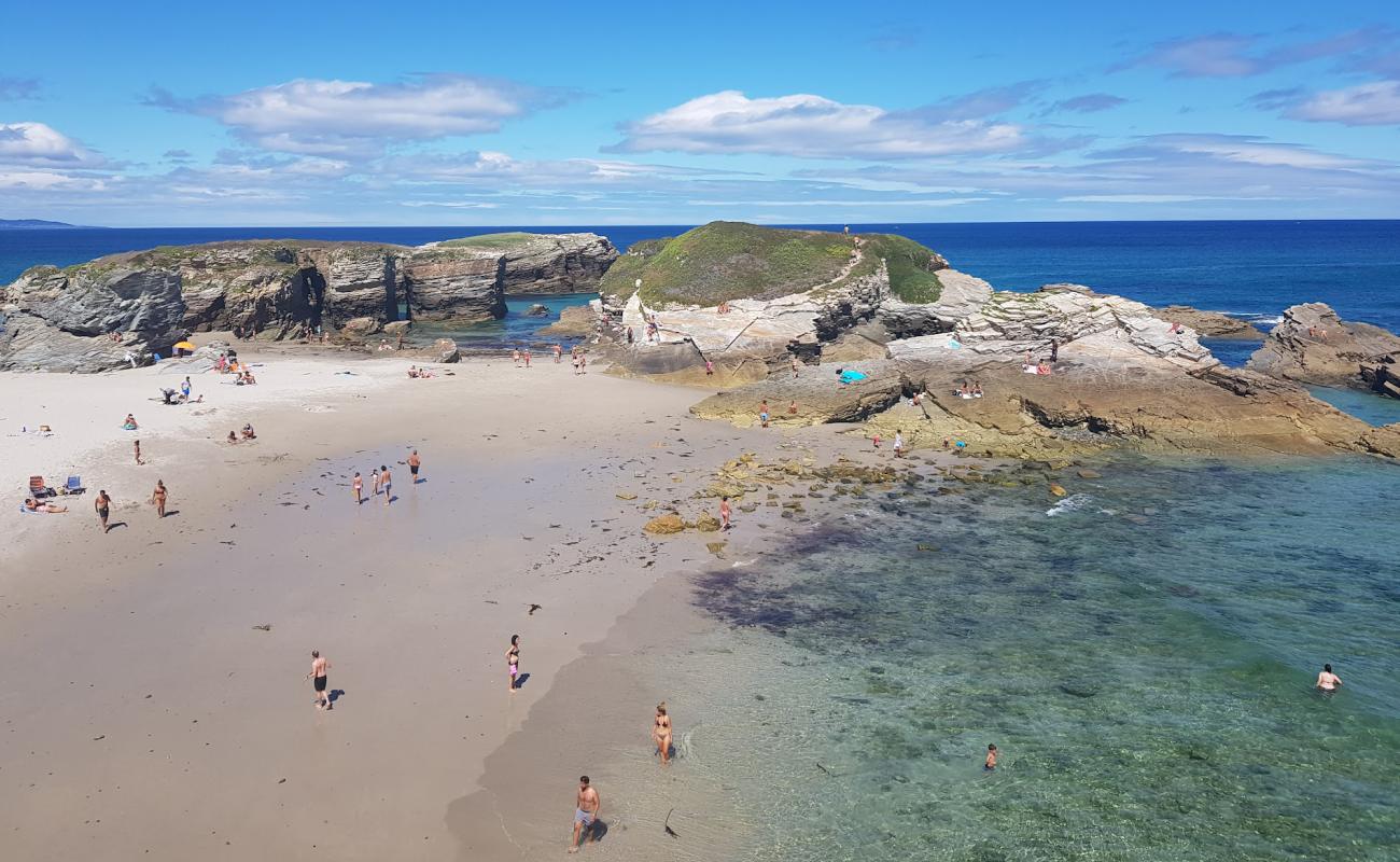Photo de Praia das Illas avec sable blanc de surface