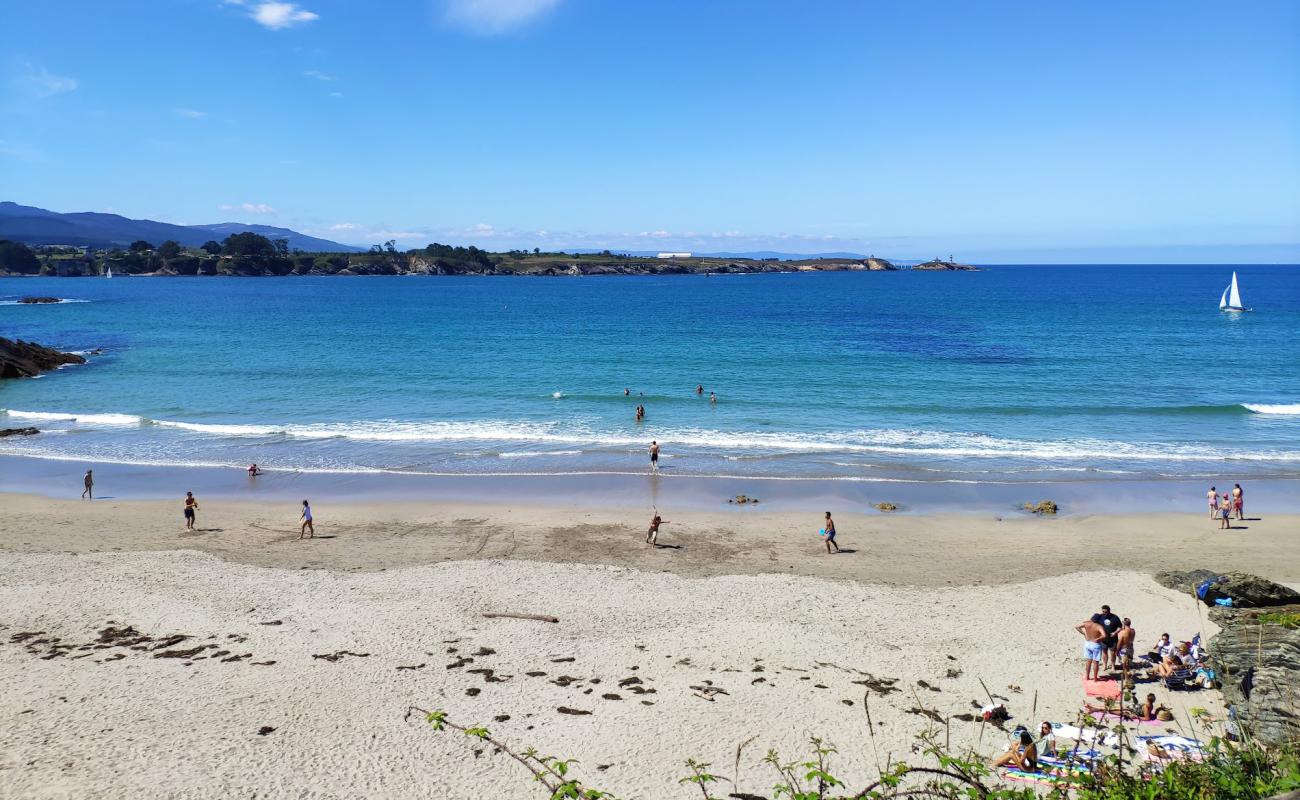 Photo de Playa de Arnao avec sable lumineux de surface