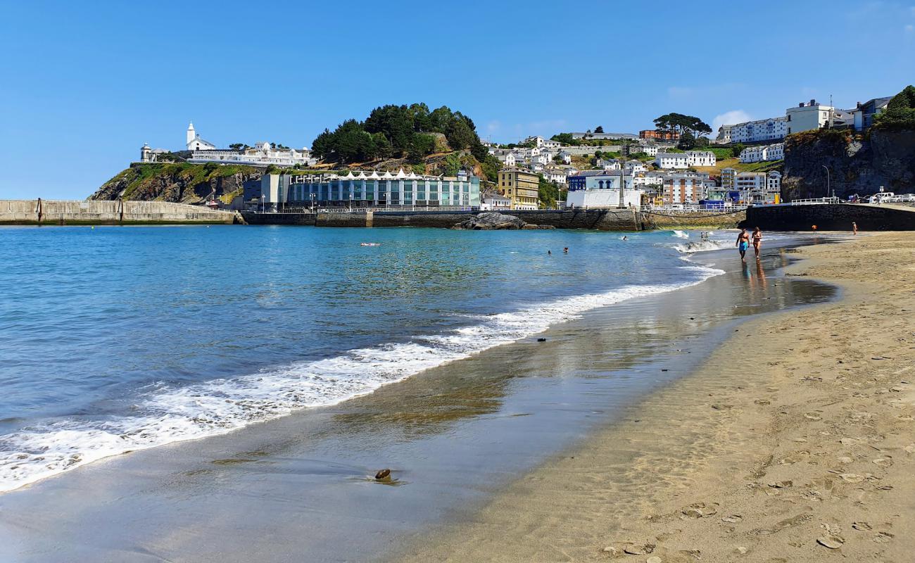 Photo de Plage de Luarca avec sable lumineux de surface