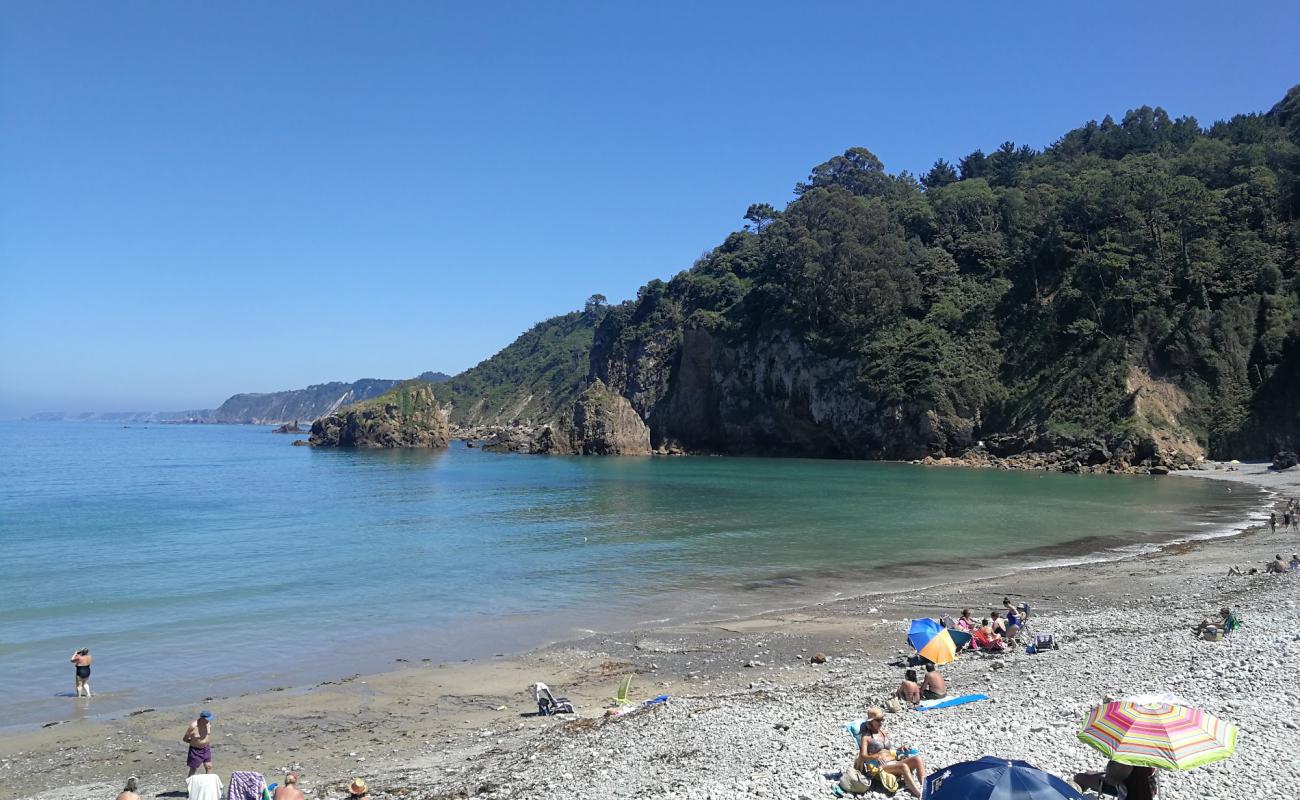 Photo de Playa de Cadavedo avec sable beige & pierres de surface