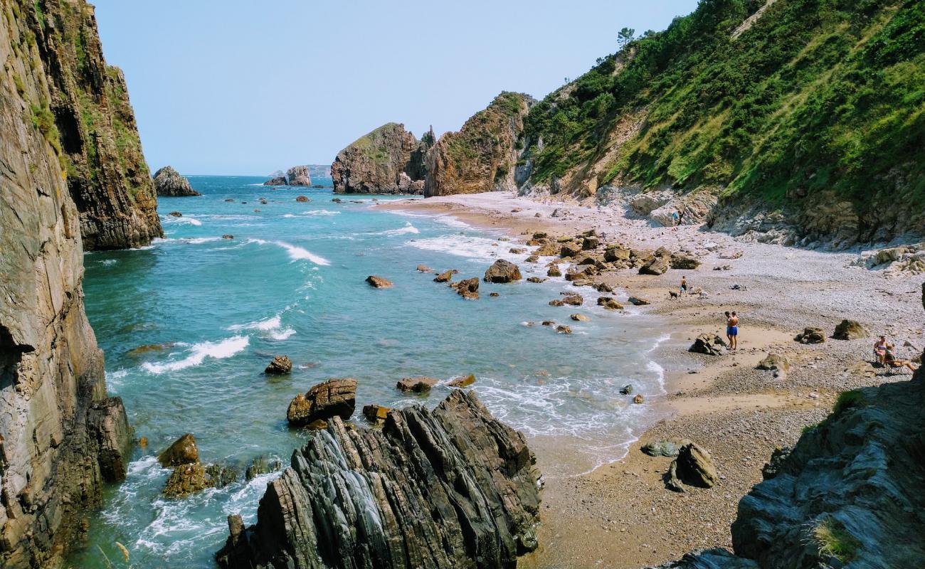 Photo de Playa la Barquera avec galets gris de surface