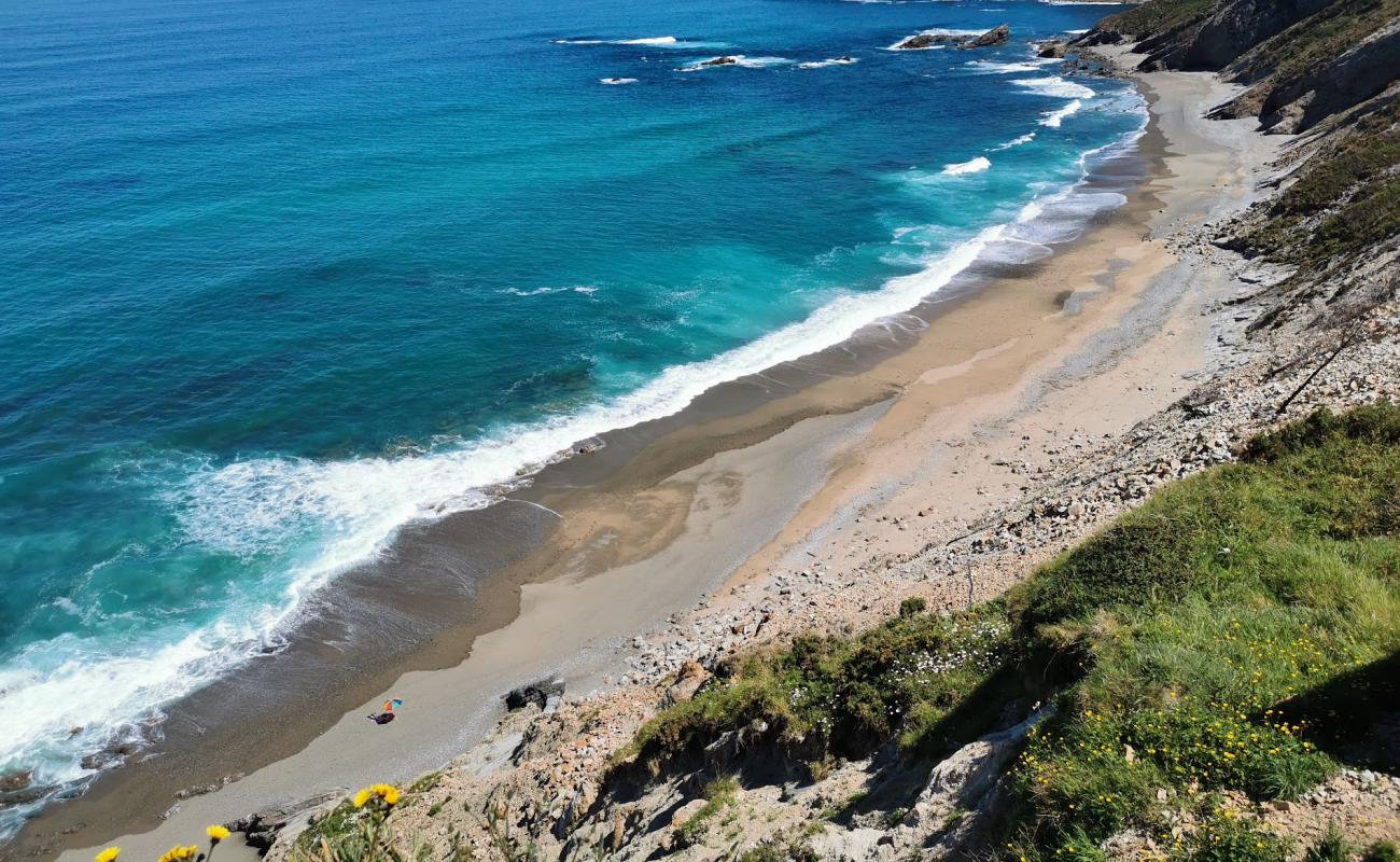 Photo de Playa de Vallina avec sable gris avec roches de surface