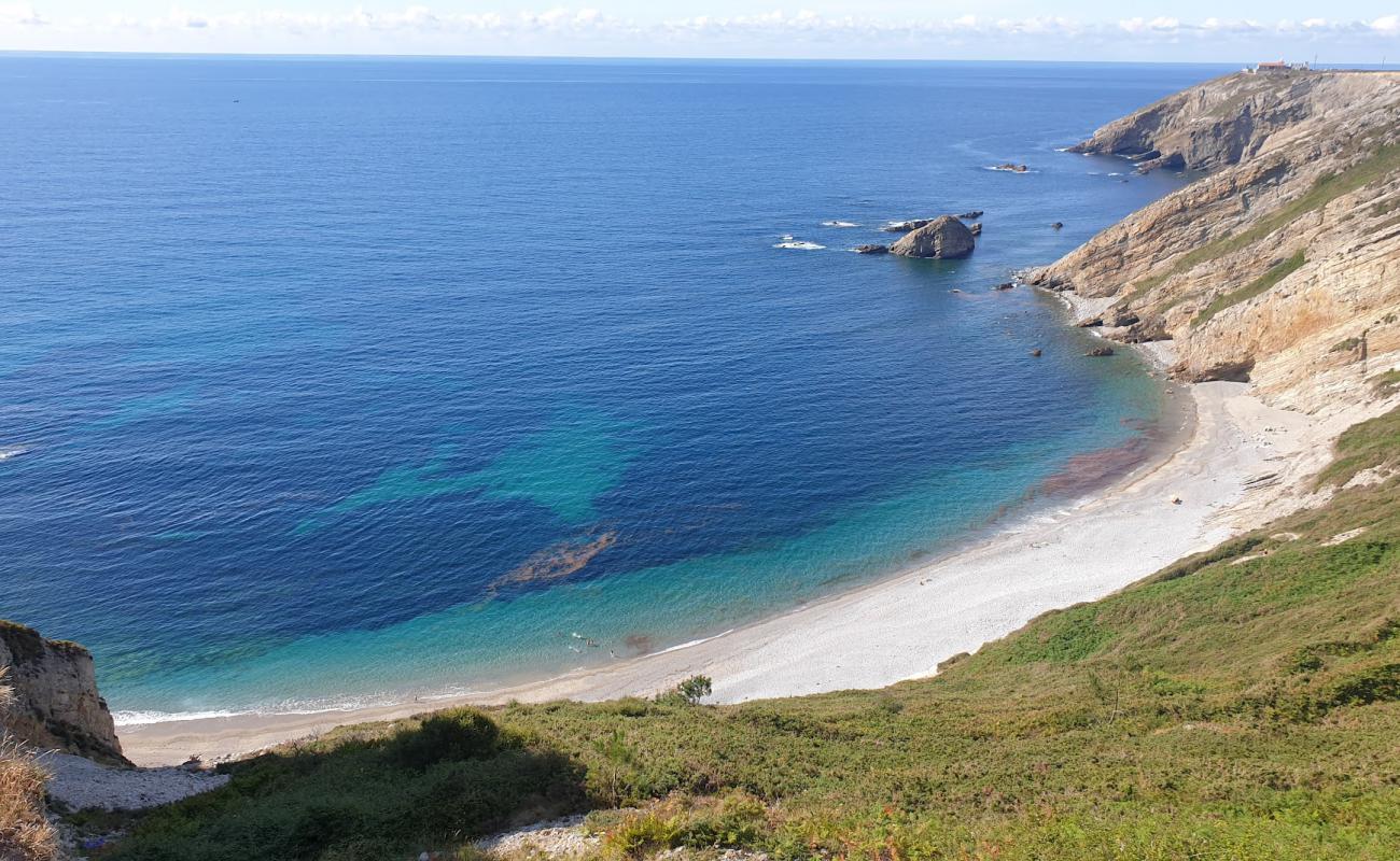 Photo de Playa de la Cueva avec galets beige de surface