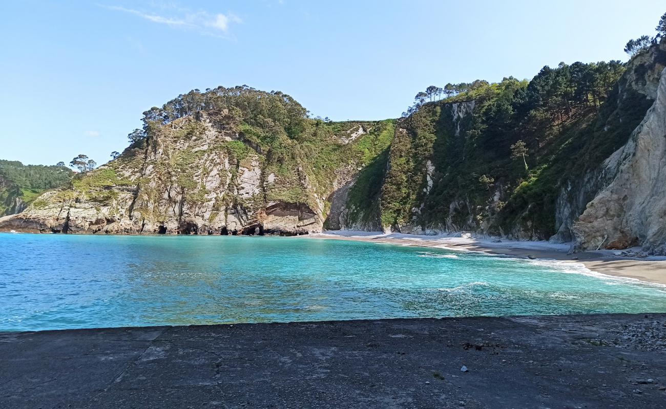 Photo de Playa de el Castrillon avec sable gris & rochers de surface