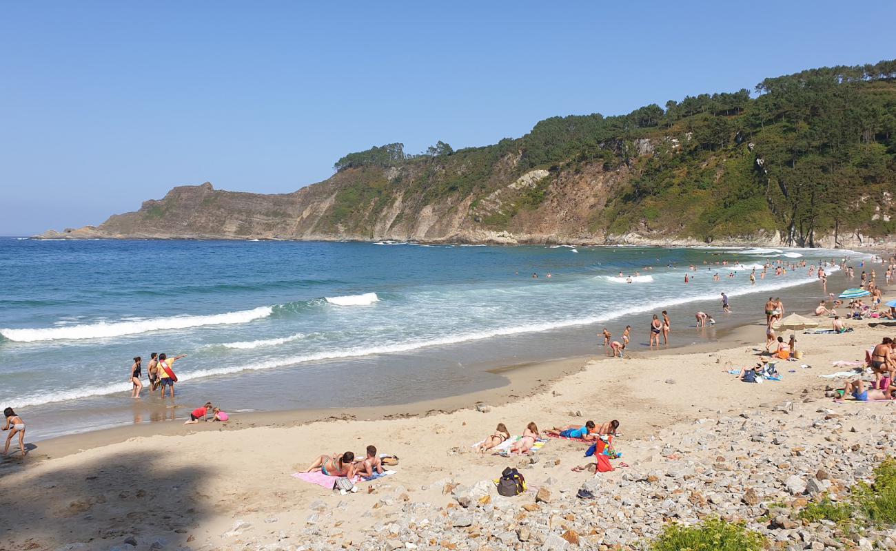 Photo de Playa de San Pedro avec sable gris & rochers de surface