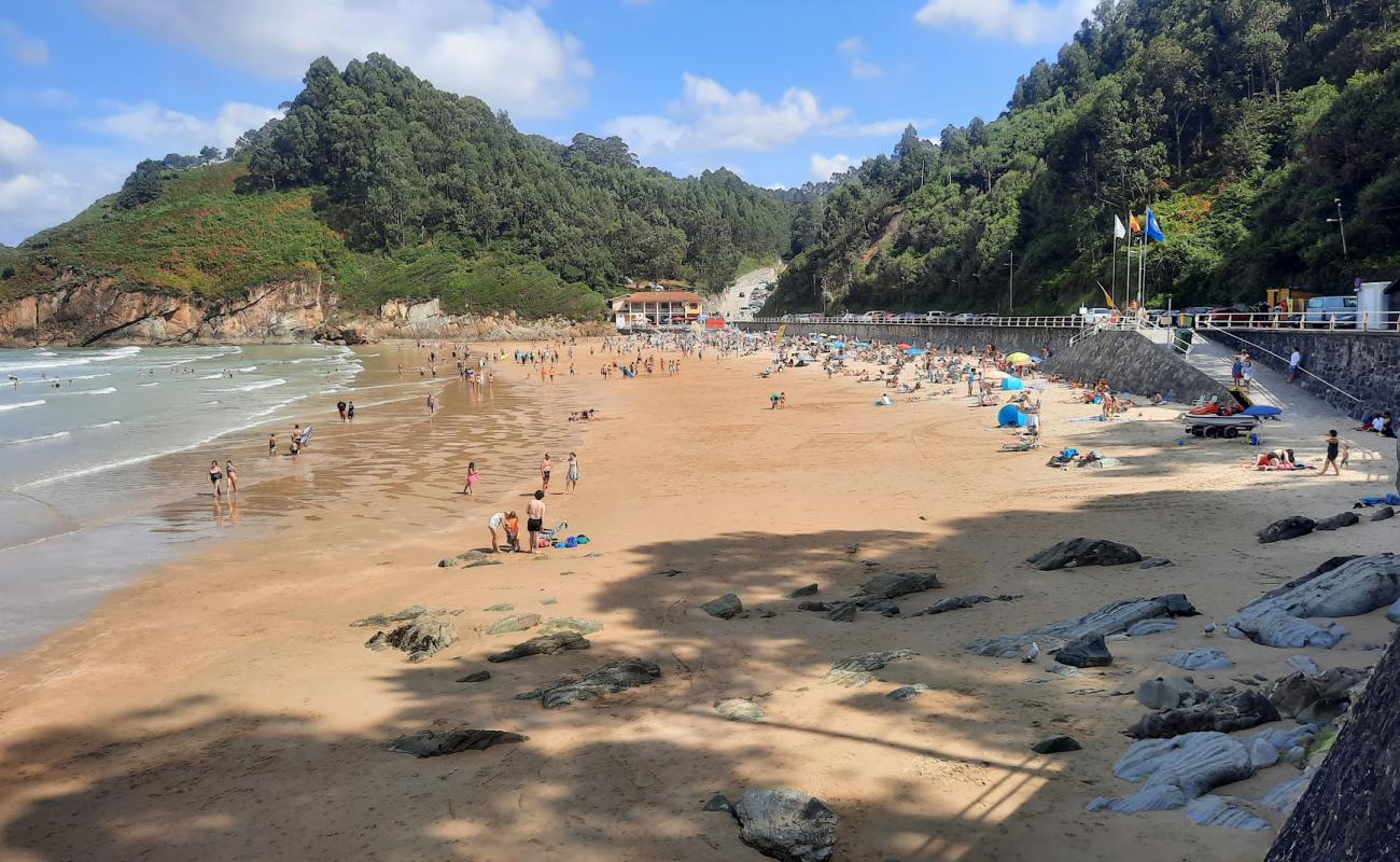 Photo de Plage d'Aguilar avec sable fin et lumineux de surface