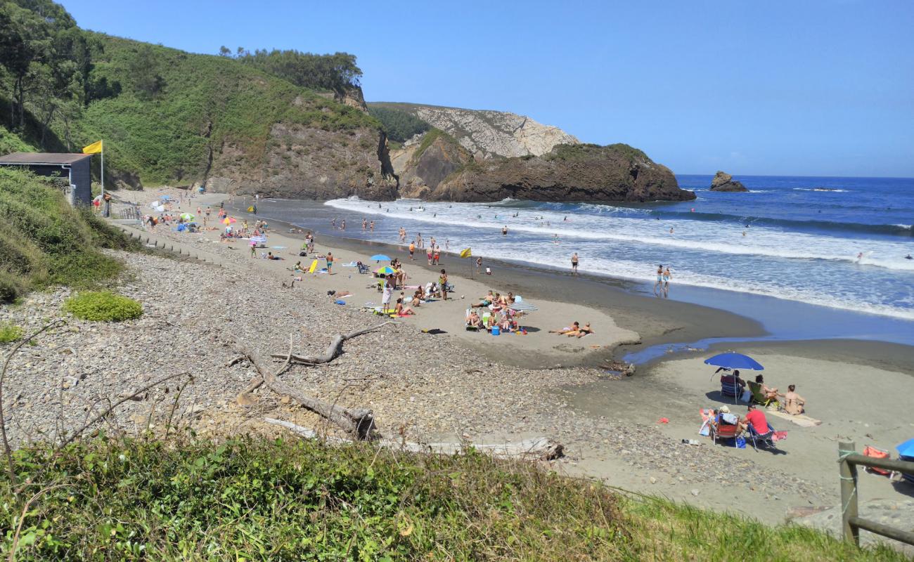 Photo de Playa de Munielles avec sable gris de surface