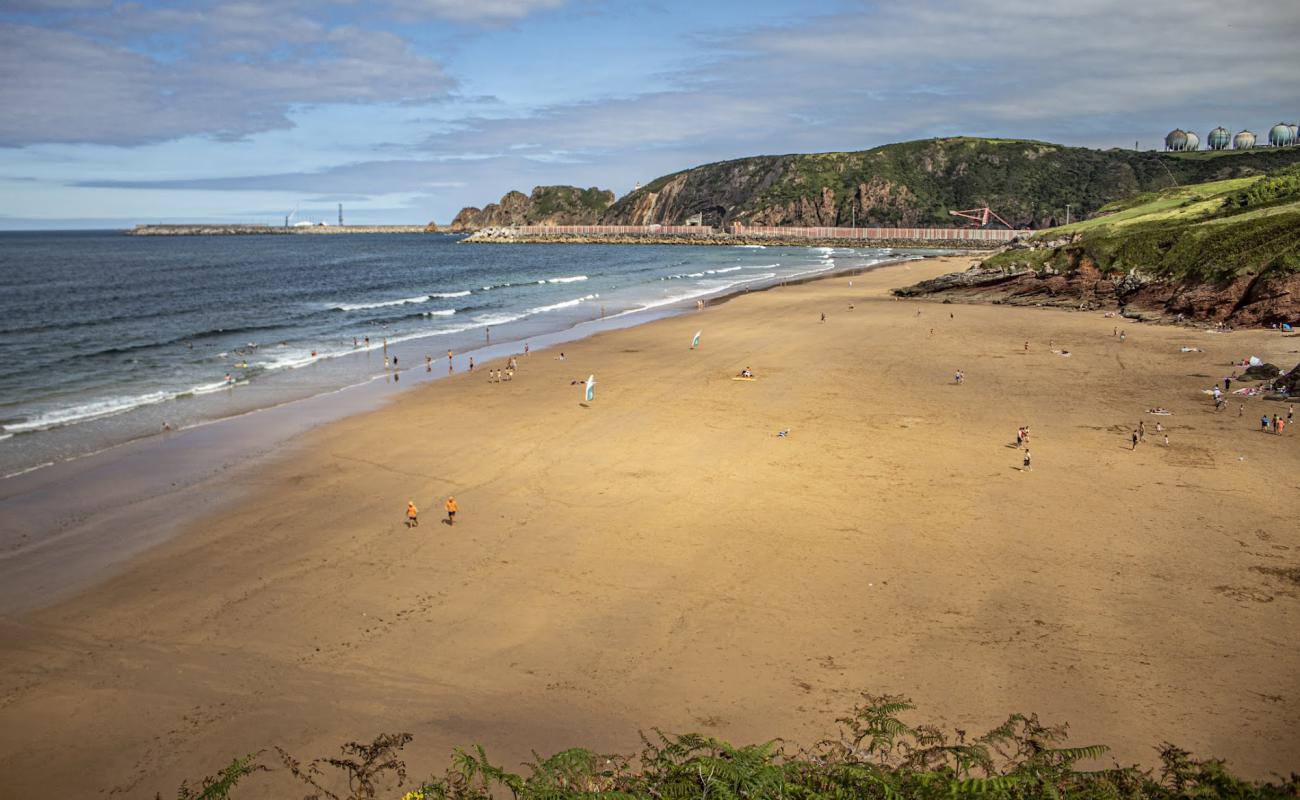 Photo de Plage de Xivares avec sable brun de surface