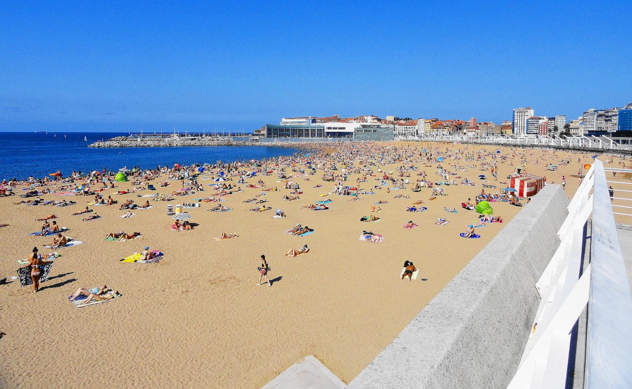 Photo de Playa de Poniente avec sable fin et lumineux de surface