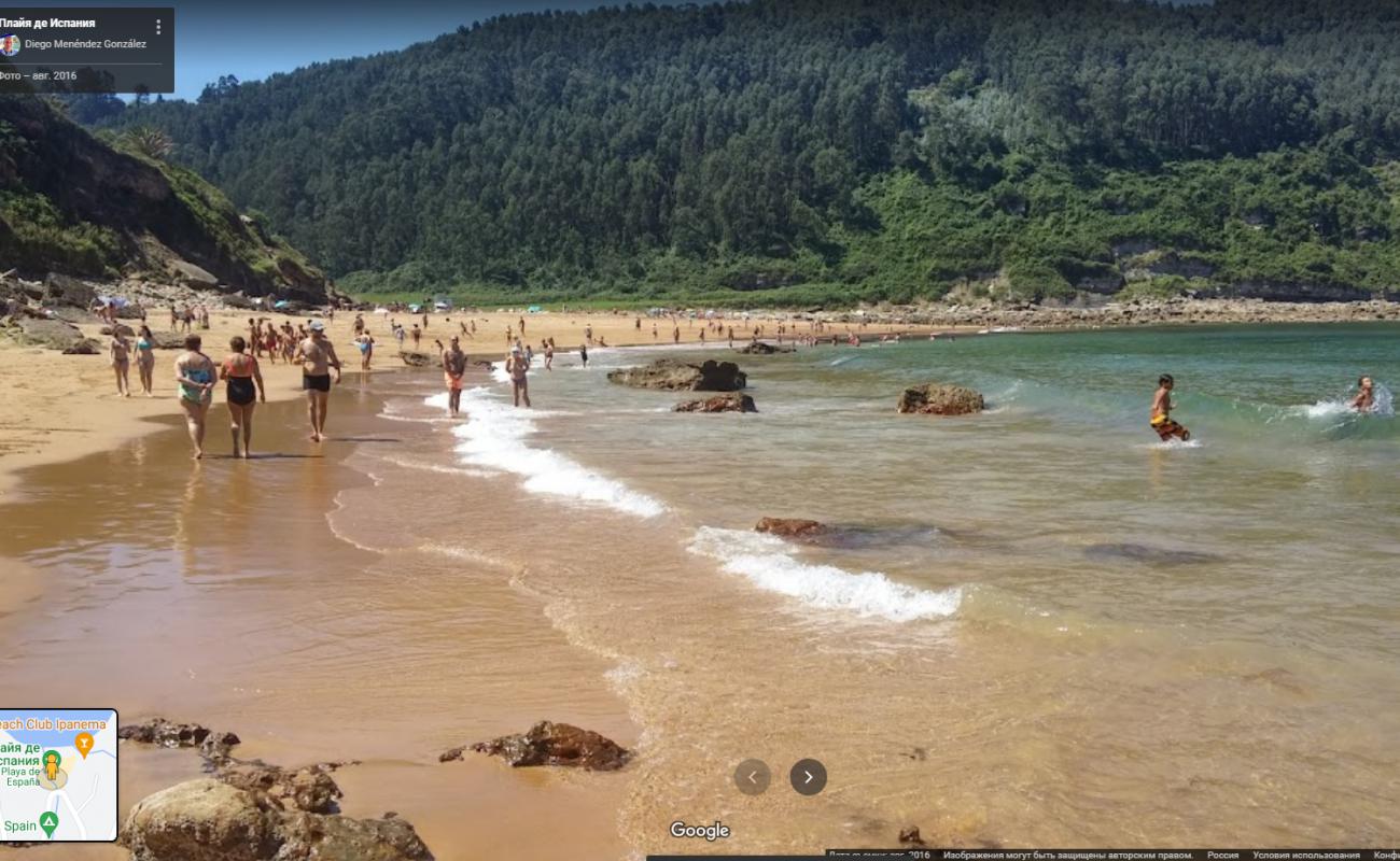 Photo de Playa de Espana entouré de montagnes