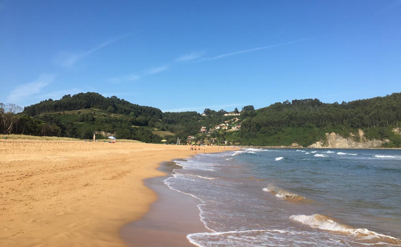 Photo de Plage de Rodiles avec sable fin et lumineux de surface