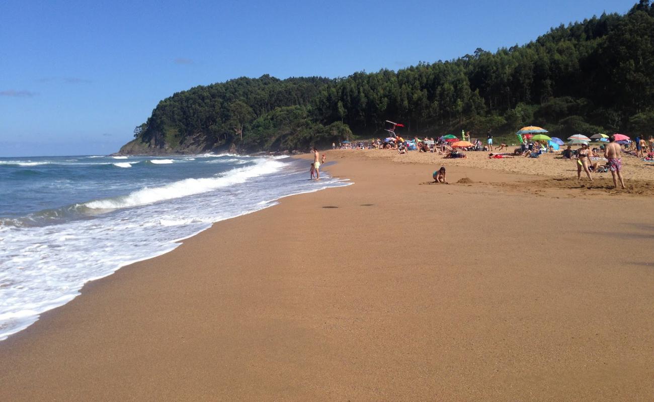 Photo de Playa de La Griega avec sable lumineux de surface