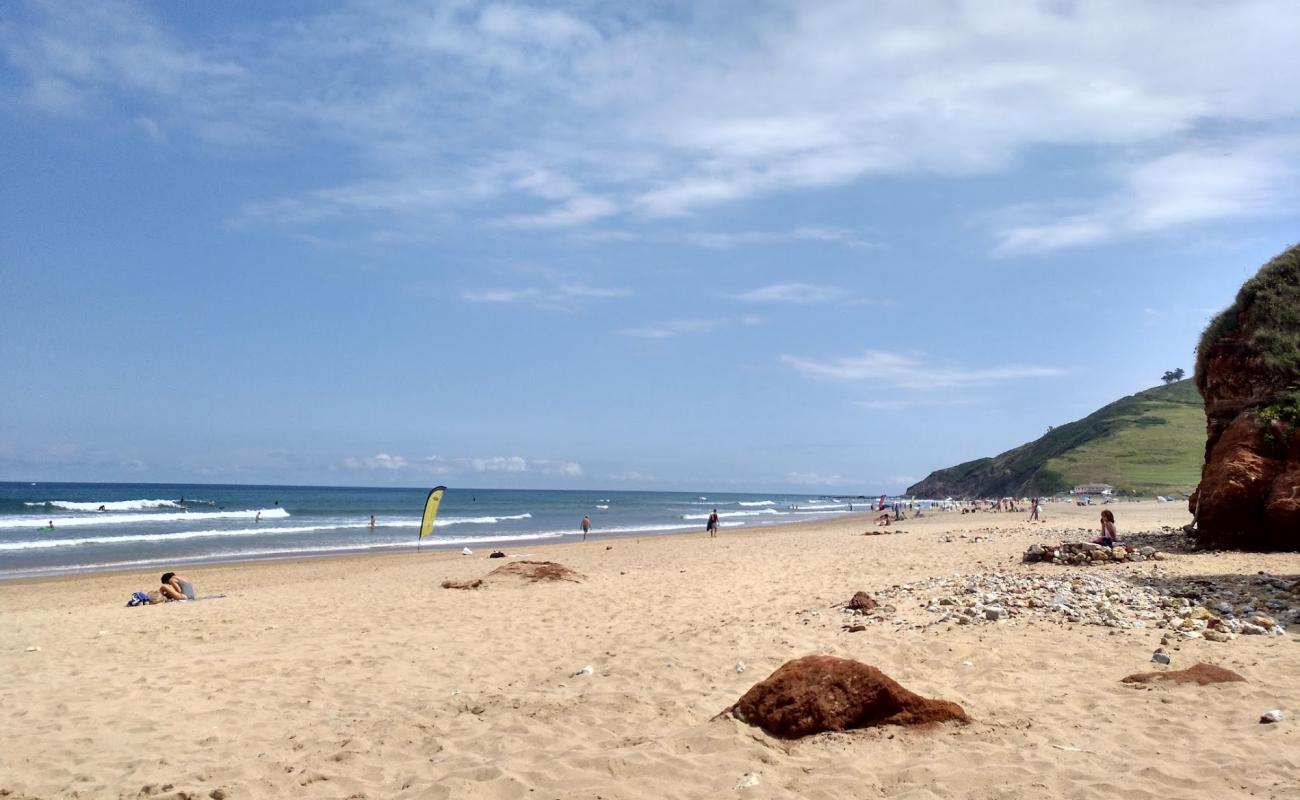 Photo de Playa la Vega avec sable lumineux de surface